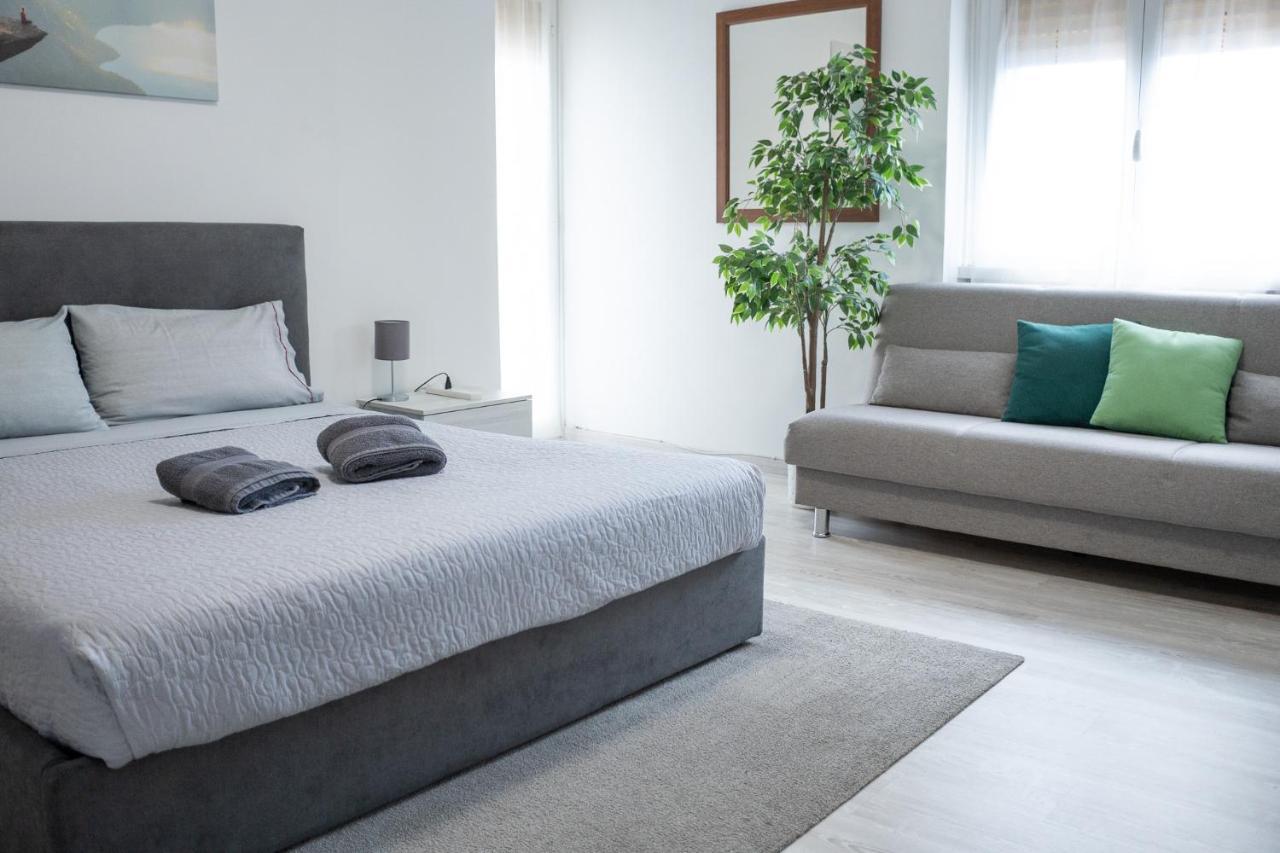 Nonna Pina Guest House [Moderno Appartamento vicino Metro A]Wifi,Netflix Roma Exterior foto